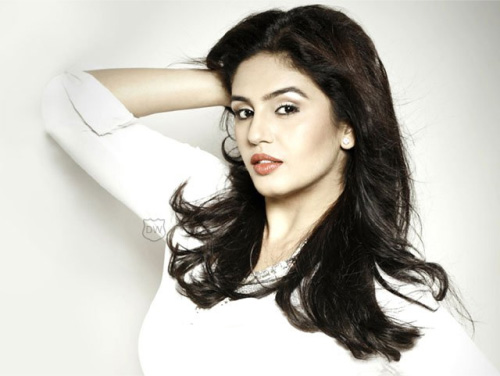 Huma Qureshi Loves Make Up - Maggcom